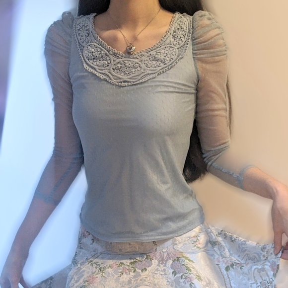 Lace blouse sheer gathered puff shoulder sleeves - Picture 3 of 10